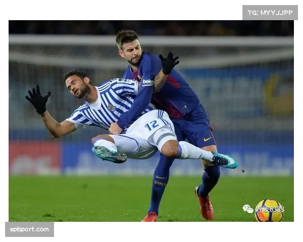 特写：皇家社会主场大雨中，工作人员紧急处理场地积水